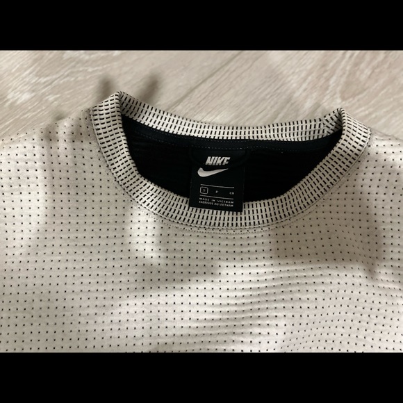 Nike cropped hoodie - size small - Picture 2 of 3